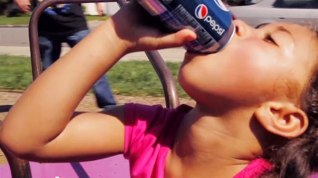 Δείτε τι παθαίνει ένα 5χρονο κορίτσι, μετά από κατανάλωση…1460 κουτιών αναψυκτικού (video) - Media