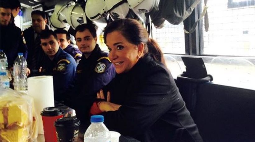 O καφές της Ντόρας σε… κλούβα των ΜΑΤ (Photo) - Media