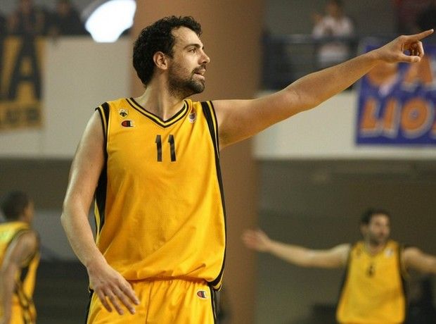 Δείτε ποιος γνωστός μπασκετμπολίστας τράβηξε selfie με τον Σαμαρά - Media