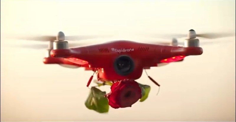 Το drone του Έρωτα μοιράζει τριαντάφυλλα στους ερωτευμένους της Βερόνας (Video) - Media