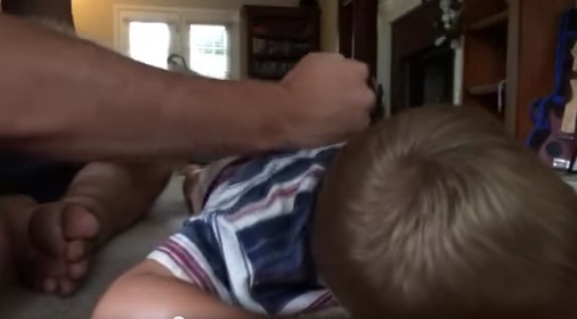 Γιατί αυτός ο πατέρας χτυπάει το παιδί του; (Video) - Media