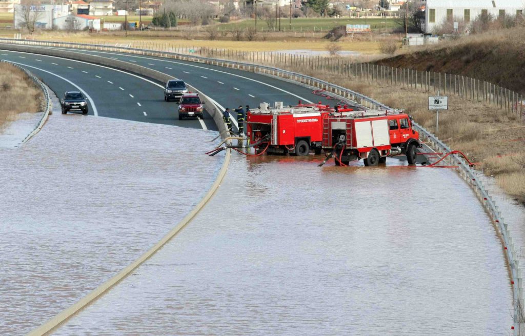 Την... πήρε το ποτάμι την Εγνατία (Photos) - Media