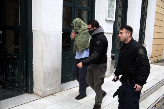 Ελεύθεροι με όρους οι έξι πρώτοι κατηγορούμενοι για την υπόθεση του «κυκλώματος νονών» - Media