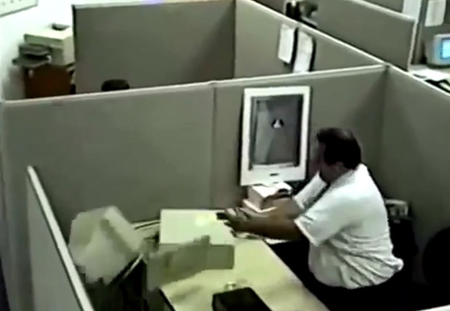 Εργαζόμενοι γραφείου εκτός ελέγχου, εκτονώνονται σε υπολογιστές, φωτοτυπικά και... συναδέλφους (Video) - Media