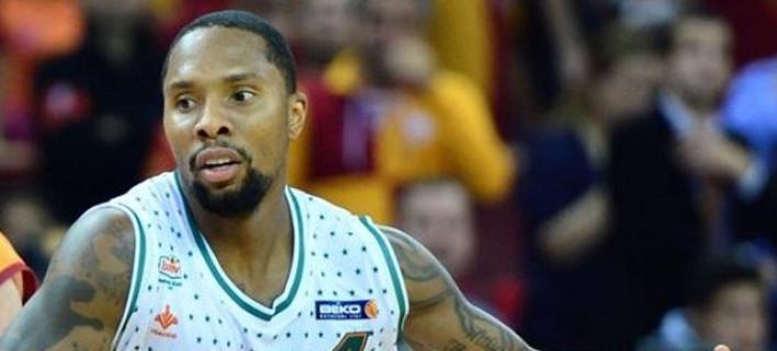 Μπασκετμπολίστας έριξε… νοκ-άουτ οπαδό όταν έσπρωξε συμπαίκτη του (Video) - Media