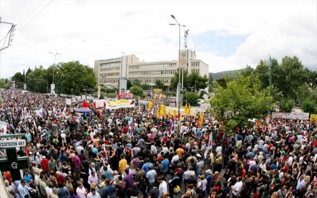 Συλλαλητήριο έξω από το Ραδιομέγαρο - «Να ανοίξει τώρα η ΕΡΤ» - Media