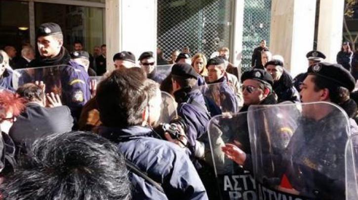 Επέμβαση της αστυνομίας σε διαμαρτυρία δημοσιογράφων στην ΕΣΗΕΑ - Media