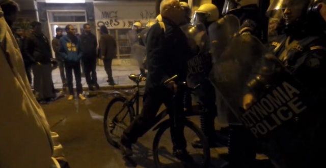 Ένας «θεούλης» στους δρόμους των Εξαρχείων (Video) - Media