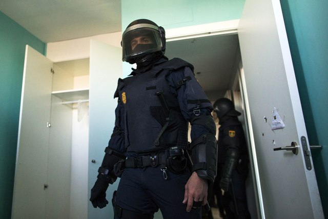 Νέα φωτογραφία – σοκ από έξωση στην Ισπανία: ΜΑΤ μέσα σε διαμέρισμα, αφού έσπασαν την πόρτα - Media