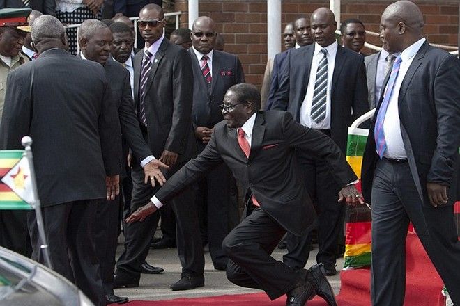 Καρέ καρέ η τούμπα του προέδρου της Ζιμπάμπουε που έγινε viral (Photos) - Media