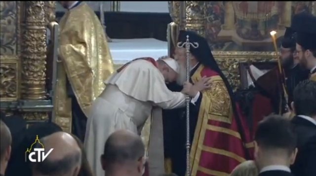 Η λαμπρή υποδοχή και το φιλί του Βαρθολομαίου στον πάπα Φραγκίσκο (Video) - Media