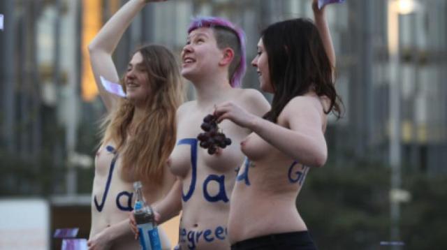Γυμνή συμπαράσταση στην Ελλάδα από τις Femen - Media