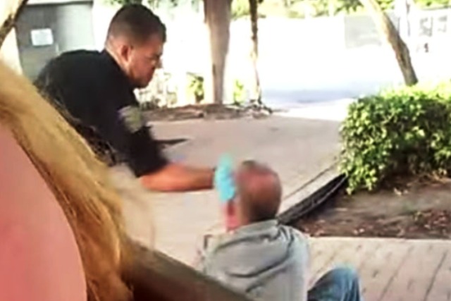 Αστυνομικός χαστούκισε άστεγο στη Φλόριντα (Video) - Media