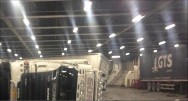 Ηγουμενίτσα: Ανατράπηκαν νταλίκες μέσα σε πλοίο λόγω θαλασσοταραχής (Photos) - Media