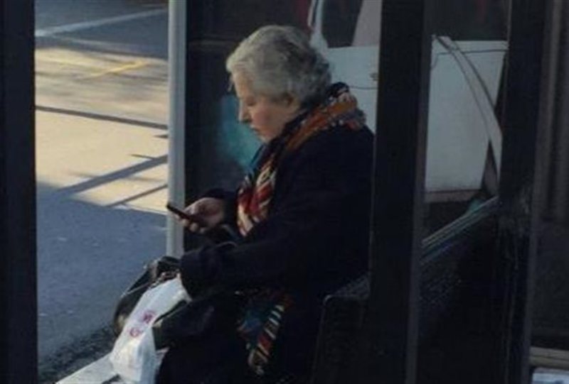 Η βουλευτής που παίρνει το λεωφορείο! - Media