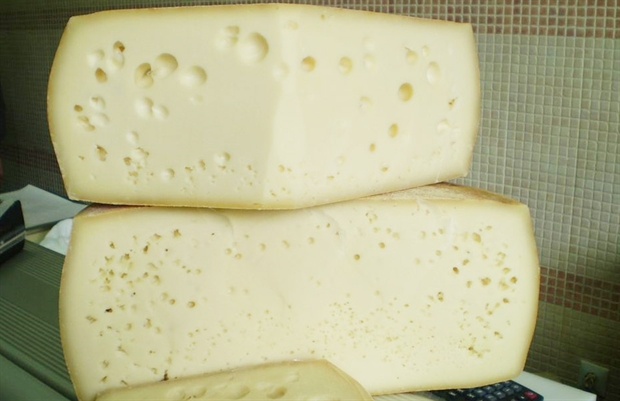 Τρεις τόνοι ακατάλληλης για κατανάλωση γραβιέρας Κρήτης κατασχέθηκαν από αποθήκη στου Ρέντη - Media