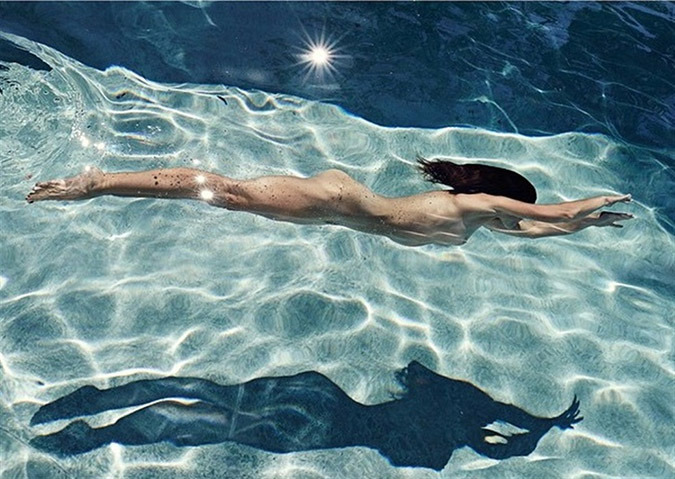 Η Χίλαρι Σουάνκ … γυμνή στην πισίνα (Photos) - Media