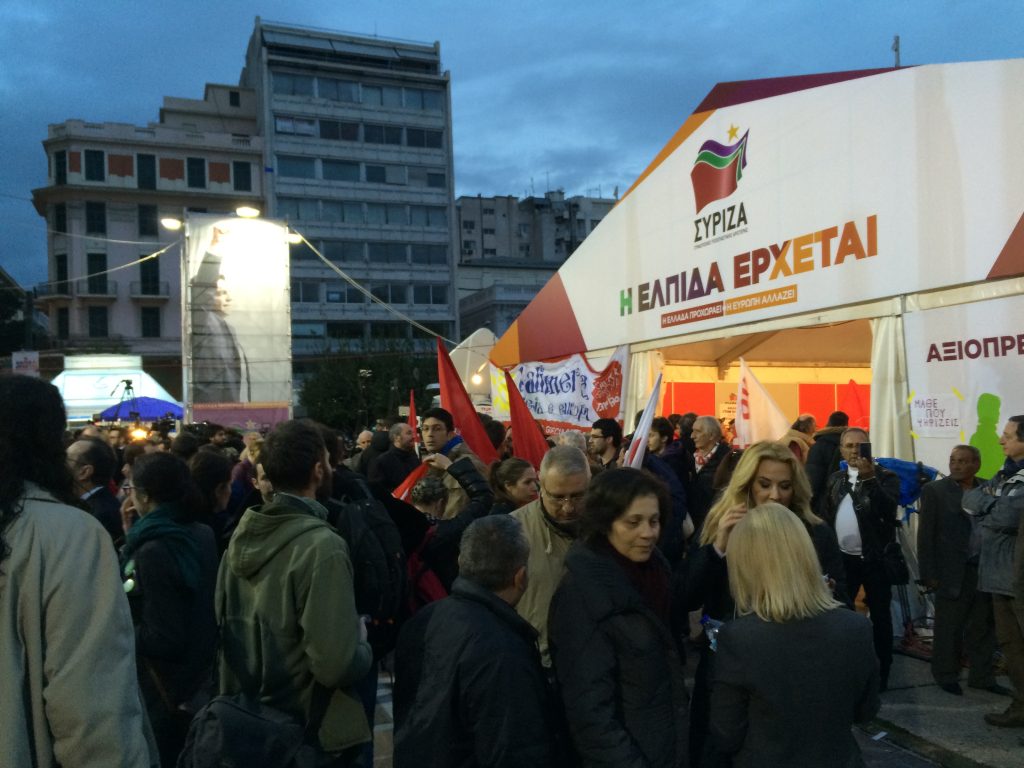 Πλήθος κόσμου στο περίπτερο του ΣΥΡΙΖΑ στην Κλαυθμώνος - Media