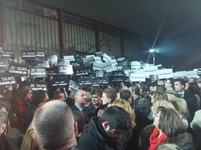 Σαμαράς: «Είμαστε όλοι Charlie» - Πλακάτ και από την ΟΝΝΕΔ (Video) - Media