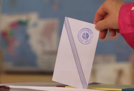 Χαλαρώση  με καφέ και ουζάκι λίγες ώρες πριν ανοίξουν οι κάλπες  - Media