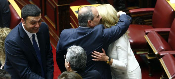 Δείτε τον Καραμανλή να αγκαλιάζει και να φιλάει ξανθιά βουλευτή (Photos) - Media