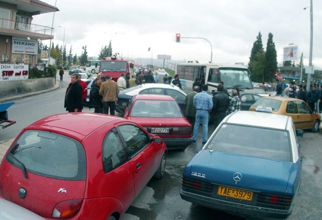 Καραμπόλα με έξι αυτοκίνητα στον Κηφισό - Προβλήματα στις μετακινήσεις λόγω βροχής - Media