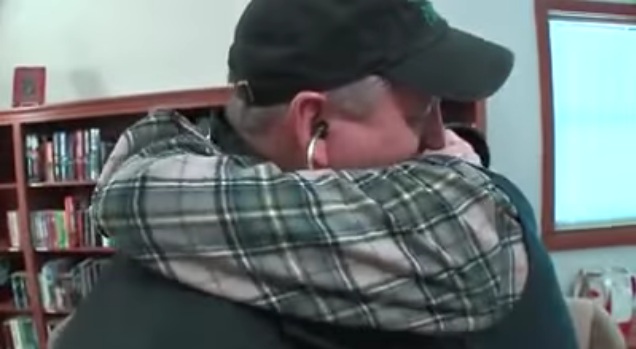Η αντίδραση ενός πατέρα όταν άκουσε την καρδιά του γιου του να χτυπά στο σώμα άλλου άνδρα (Video) - Media