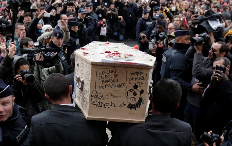 «Κόσμησαν» με σκίτσα το φέρετρο του σκιτσογράφου - Media