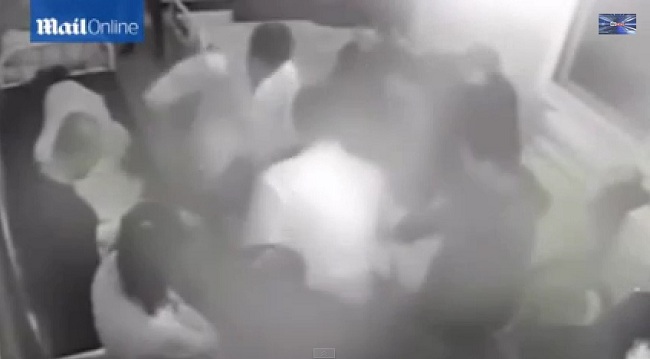 Νοσηλευτές - βασανιστές ξυλοκοπούν αλύπητα ασθενή σε ψυχιατρική κλινική (ΠΟΛΥ ΣΚΛΗΡΟ VIDEO) - Media