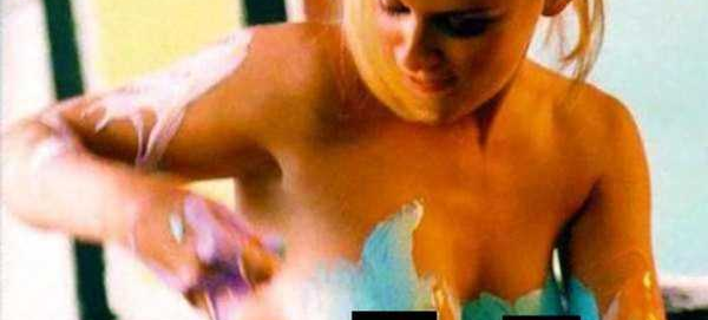 Ζωγραφίζει πίνακες με τo στήθος της! (Photos) - Media