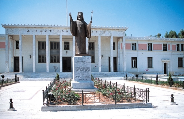 Τηλεφώνημα για βόμβα στα Δικαστήρια Κορίνθου - Media