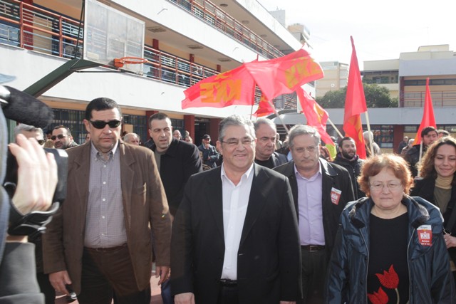 Με σημαίες και συνθήματα στην κάλπη ο Κουτσούμπας (Photos-Video) - Media