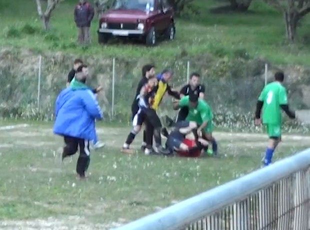 «Σάπισαν στο ξύλο» διαιτητή και επόπτη στην Ηλεία! (Video) - Media