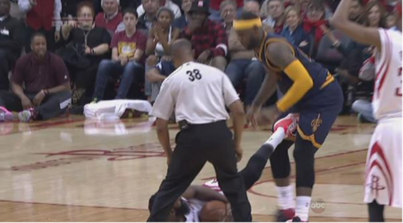 Ο Χάρντεν κλώτσησε τον Λεμπρόν στα γεννητικά όργανα-Παραλίγο σύρραξη στο παρκέ (Video) - Media