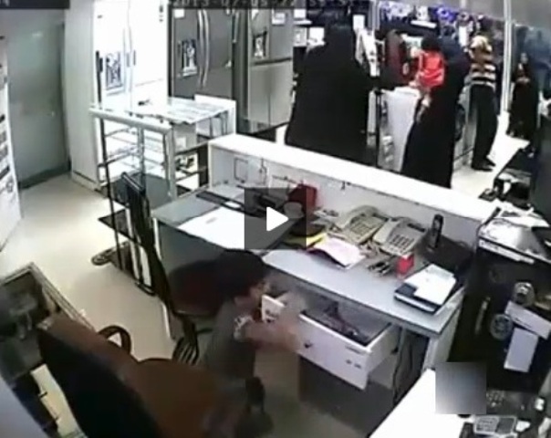 Έβαλαν παιδί να κλέψει χρήματα από κατάστημα! (Video) - Media