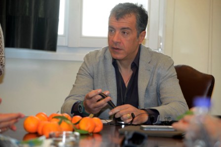 Ο Σταύρος Θεοδωράκης με μανταρίνια στην ΚΟ του Ποταμιού (Photos) - Media