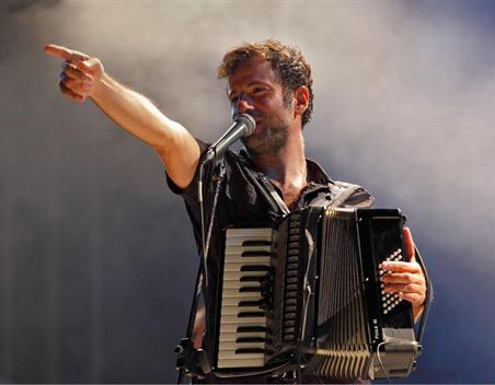 Ο Μαραβέγιας, η θεωρία των δύο άκρων και τα... παγκάκια! - Media