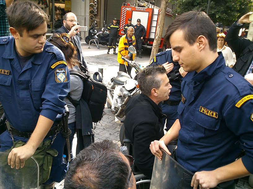 ΜΑΤ εμπόδισαν άτομα με ειδικές ανάγκες να μπουν στο υπουργείο Οικονομικών (Video) - Media