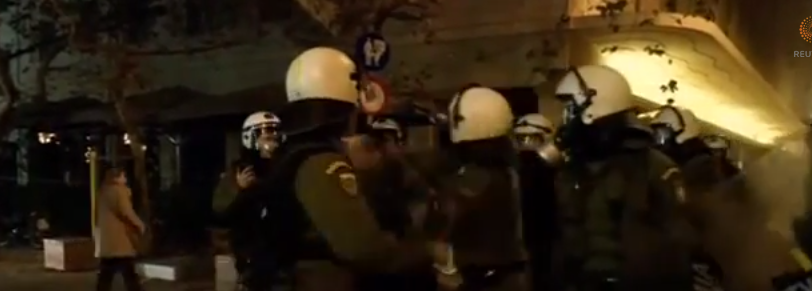 «Κατάλαβες μπάσταρδε;»: ΜΑΤ ξυλοκοπούν συλληφθέντα διαδηλωτή (Video) - Media