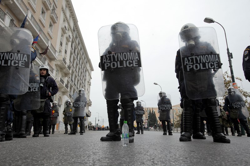 Ξύλο και 7 συλλήψεις έξω από τον «Ιανό» - Media