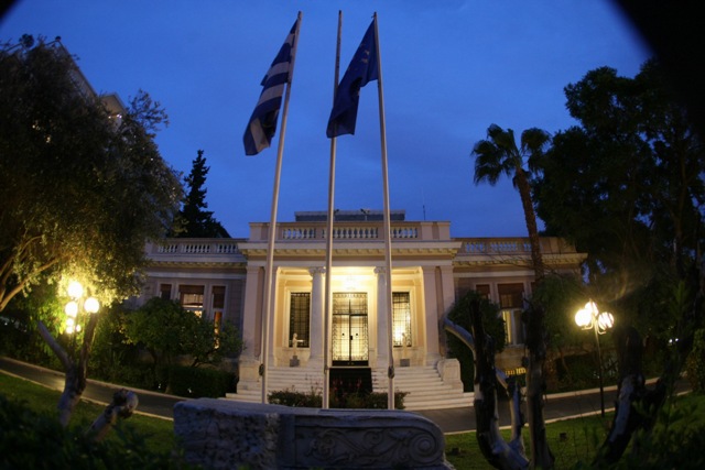 Σάββατο βράδυ η κυβέρνηση έστειλε τα «μέτρα» για το νέο «κοστούμι» - Media