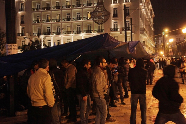 Στο Σύνταγμα η Σύριοι πρόσφυγες, παρά τη βροχή (Photos) - Media