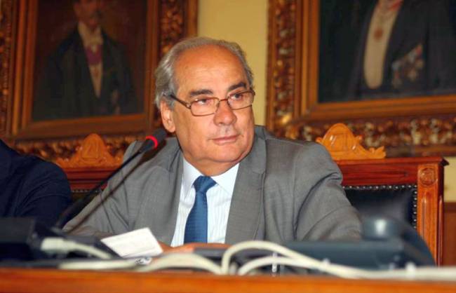 Παραιτήθηκε ο Β. Μιχαλολιάκος από το δημοτικό συμβούλιο Πειραιά - Media