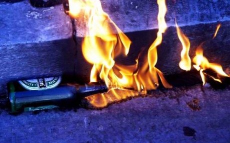 Επίθεση νεαρών με μολότοφ κατά διμοιρίας των ΜΑΤ στα Εξάρχεια - Media