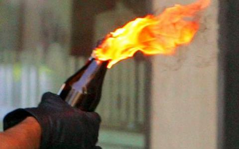 Επίθεση σε περιπολικό με μολότοφ στα Εξάρχεια - Κάηκε το όχημα - Media