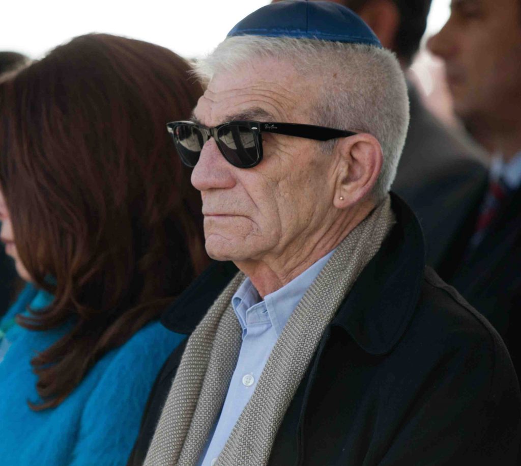Mε εβραϊκό κιπά στο κεφάλι ο Γιάννης Μπουτάρης στην εκδήλωση μνήμης για το Ολοκαύτωμα
 - Media