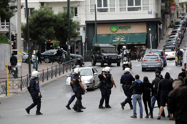 Προκήρυξη έξω από τα γραφεία της Ναυτεμπορικής - Media