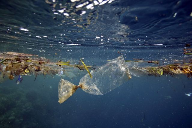 Ένας... ωκεανός πλαστικών καταλήγει κάθε χρόνο στις  θάλασσες - Media