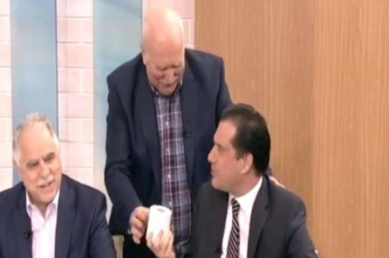 Ο Παπαδάκης χάρισε… χαρτί υγείας στον Άδωνι (Video) - Media