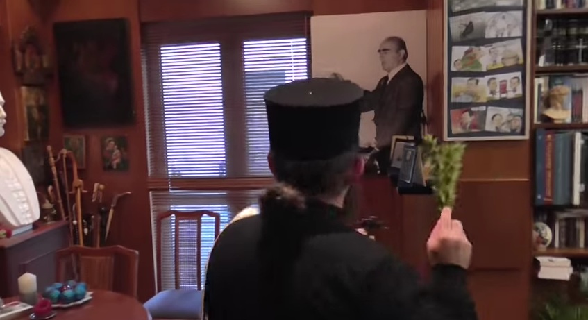 Παπάς αγιάζει το πορτρέτο του Κ. Καραμανλή στο γραφείο του Νικολόπουλου (Video) - Media